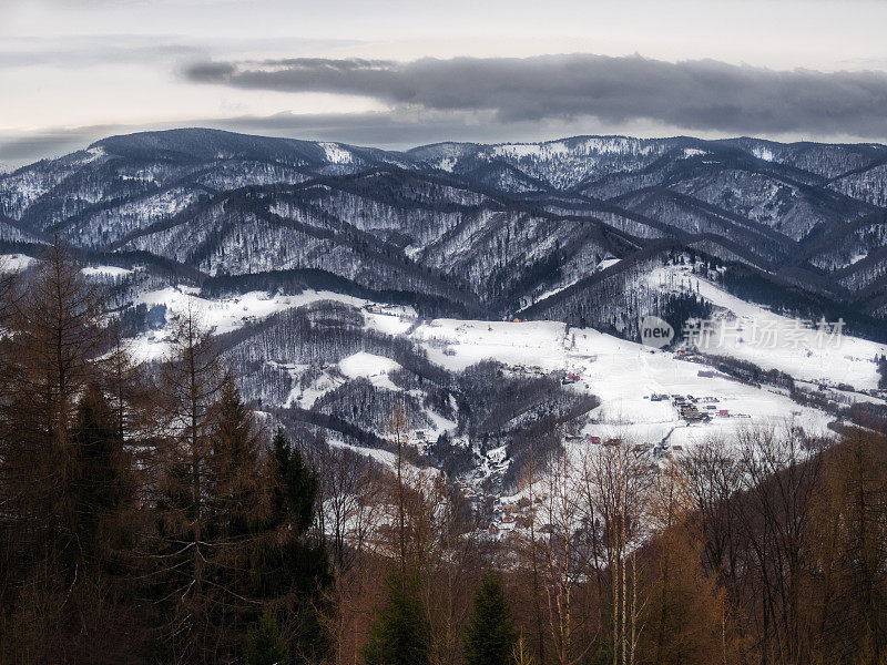 冬季的贝斯基山脉(Radziejowej Range)